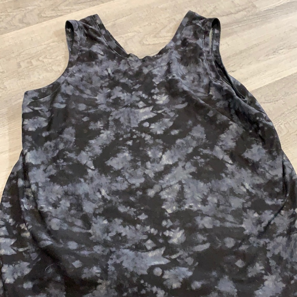 Old Navy Activewear sleeveless tee with v-neck